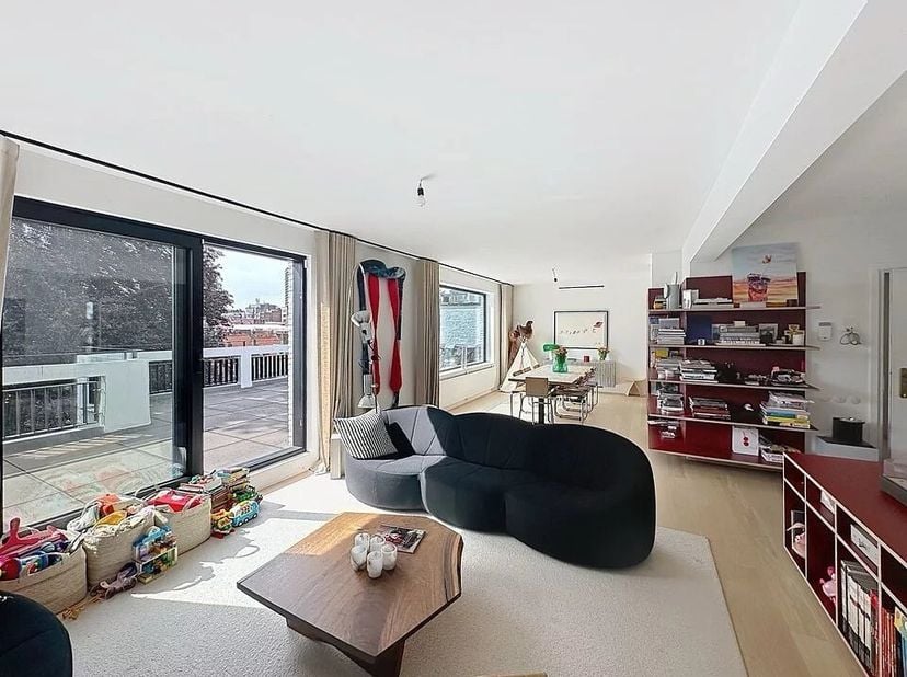À quelques pas de lavenue Louise, au cur dun quartier prisé mêlant effervescence urbaine et quiétude, ce penthouse occupe un immeuble moderniste des a