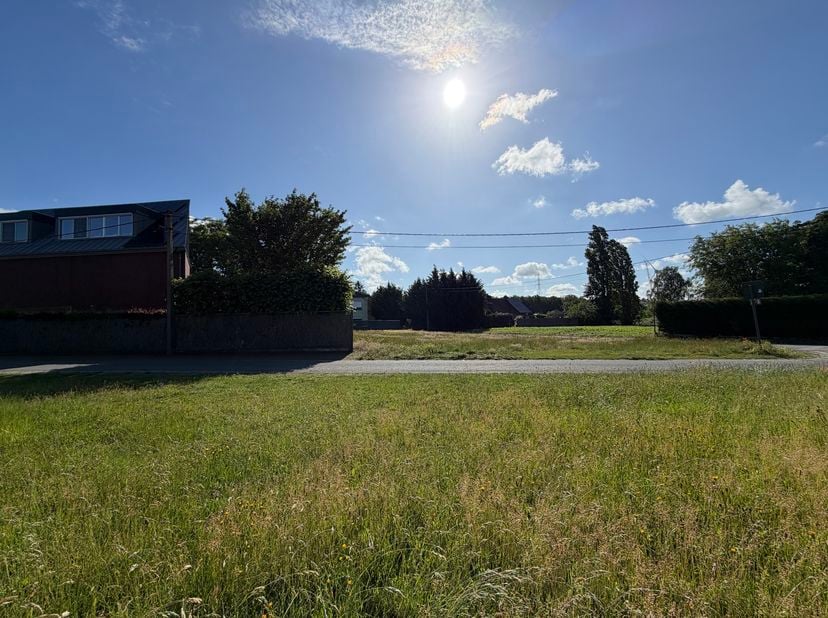 Ligging<br />
Rustig gelegen in de Molenhoek te Belzele (Evergem). Op wandelafstand van het Heermeerspark.<br />
Perceel E998c<br />
Oppervlakte 583 m