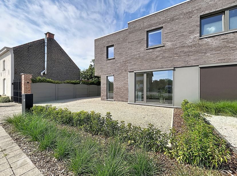 Op zoek naar een instapklare woning met ruimte, licht en een vlotte indeling in een rustige buurt? Dan is deze topper zeker een bezoek waard!<br />
Vi