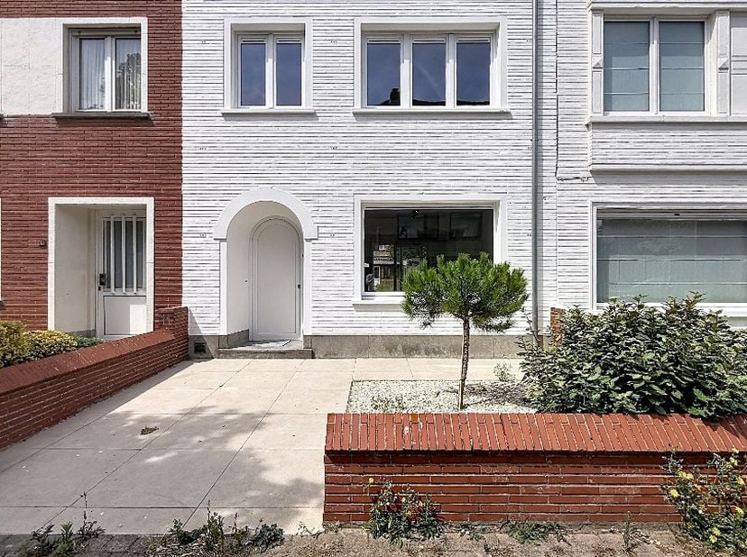 Deze schitterend gerenoveerde woning is gelegen in de gegeerde Duinhelmstraat en combineert een hoogwaardige afwerking met bijzonder veel ruimte en he