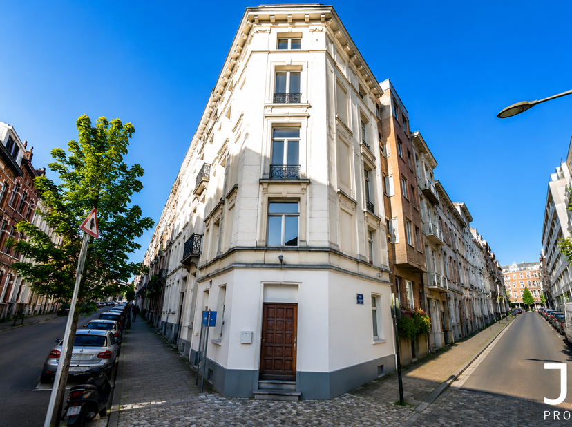 Ideaal gelegen in de Spaastraat 90, op een steenworp van het Ambiorixplein en de Europese wijk, geniet dit opbrengsteigendom van een bijzonder gegeerd