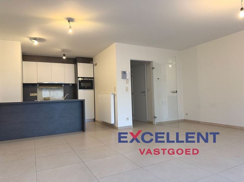 Ontdek dit charmante, moderne appartement in het hart van Deinze. Een ideale locatie voor een koppel of starters die op zoek zijn naar een kwalitatiev