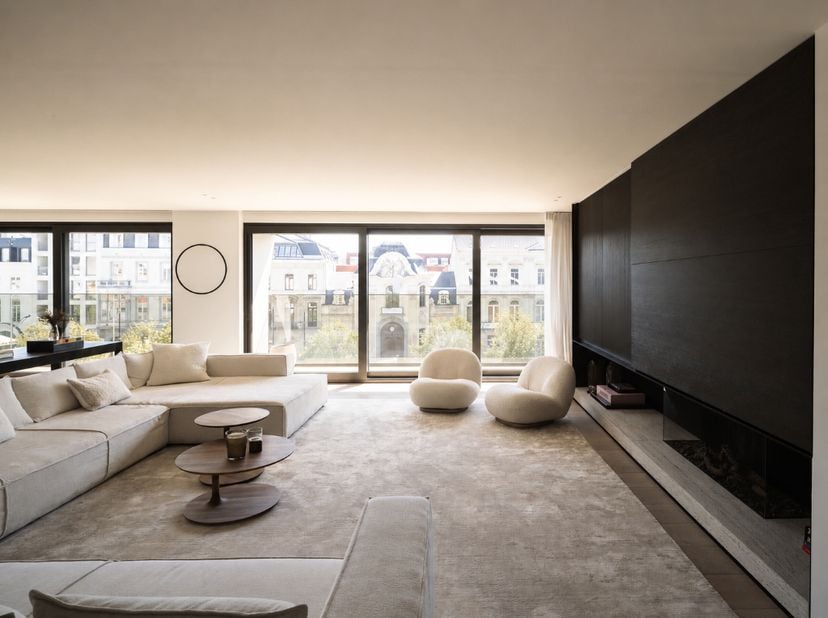 Prijs op aanvraag. Uitzonderlijk ruim en luxueus afgewerkt appartement van ca. 235 m², gelegen op een absolute toplocatie aan de prestigieuze Kouter.<