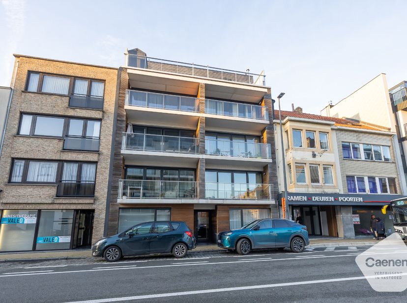 <br />
	Dit één slaapkamer appartement is gelegen langs de Nieuwpoortsesteenweg te Mariakerke.<br />
	Het appartement bevindt zich in een kleinschalig