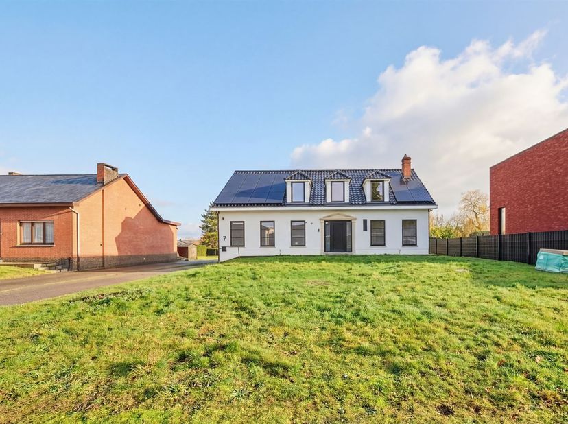Villa rénovée magnifiquement située près des bois<br />
Cette propriété bénéficie d'un emplacement de choix. La villa a été largement rénovée et offr