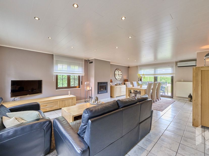 Karaktervolle woning met 3 slaapkamers en garage op een ruim perceel van 880m².<br />
Deze mooie ruime woning is gunstig gelegen nabij de invalswegen,