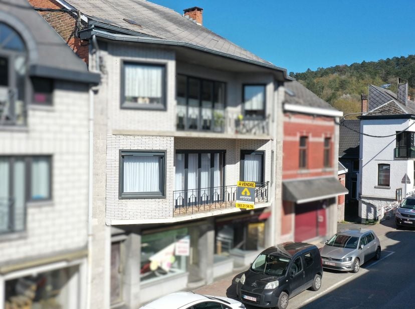 Antoine Immo Nandrin biedt u dit ruime appartement aan gelegen in de Brugstraat 6 te Hamoir, met een bewoonbare oppervlakte van 145 m² verdeeld over é