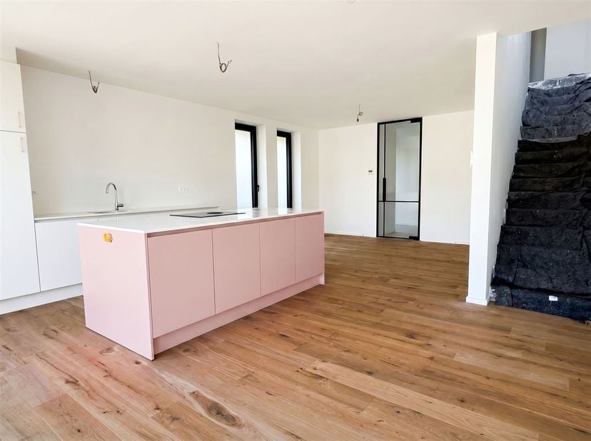 Deze nieuwbouwwoning is gelegen in een doodlopende straat in het centrum, op wandelafstand van school, winkels en openbaar vervoer. Op de gelijkvloers