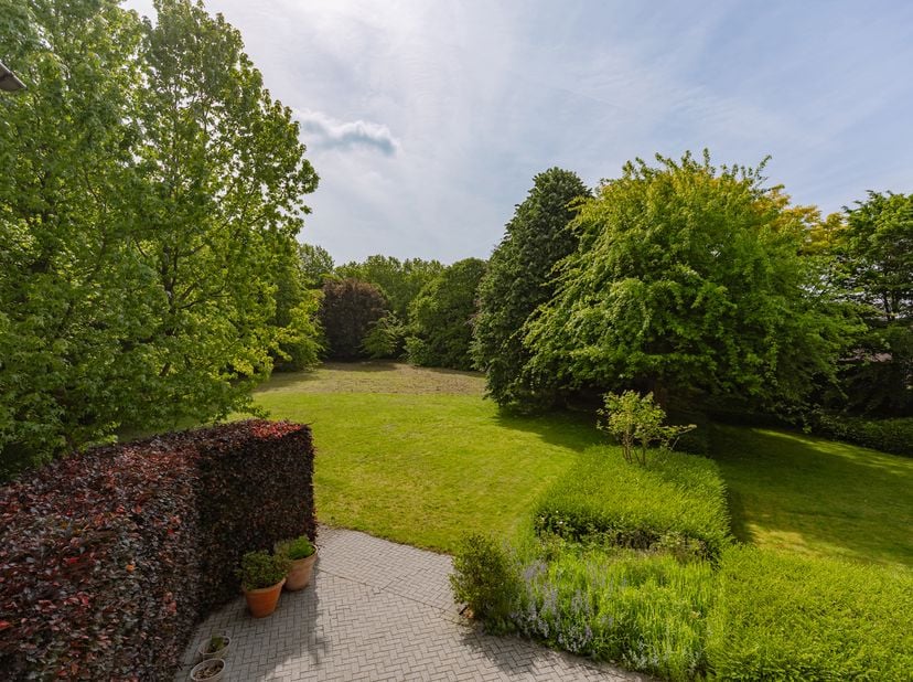 Midden in een groene en residentiële omgeving in Merelbeke bevindt zich deze indrukwekkende villa, discreet gelegen op een uitzonderlijk perceel van m