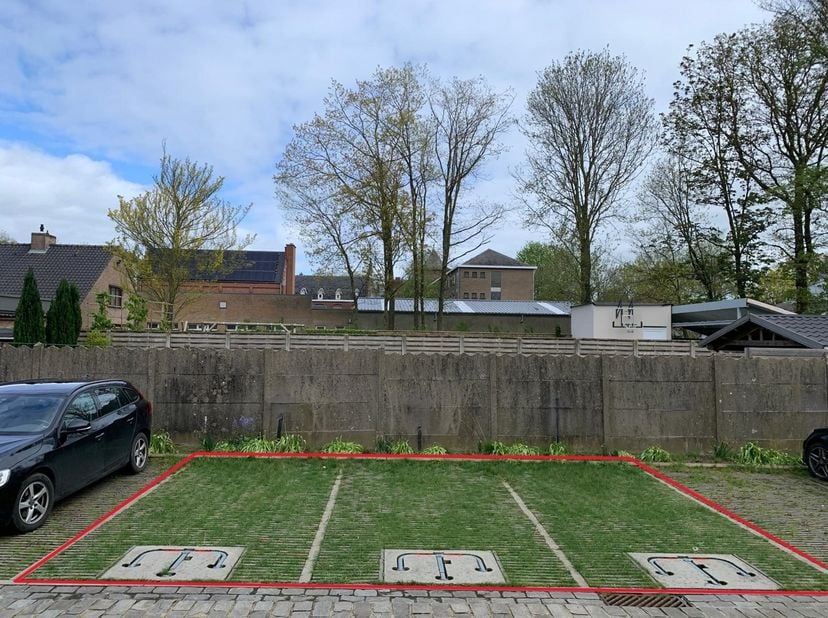 Deze 3 parkingplaatsen (alle 3 naast elkaar) worden aangeboden in het centrum van Kortemark - Prijs per plaats: €10 000<br />
Deze plaatsen bevinden z