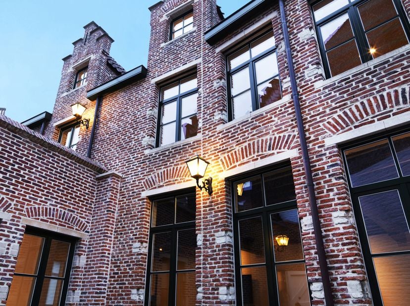 Dit exclusief herenhuis is gelegen in het Sint-Elisabeth Begijnhof, een van de beste woonplaatsen in Gent. Deze historische woning werd recent gerenov