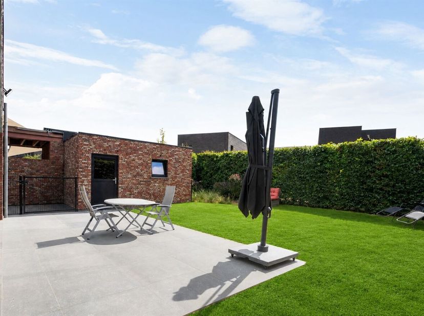 Maison récente et économe en énergie (2019), située dans un quartier résidentiel très calme et adapté aux enfants à Onze-Lieve-Vrouw-Olen. <br />
La m