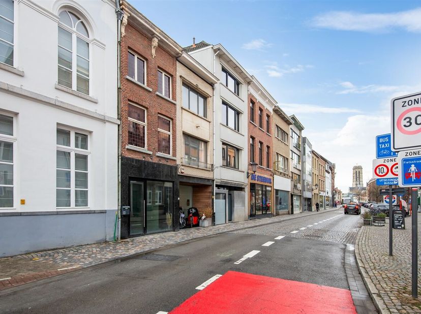 Ontdek dit veelzijdige pand gelegen in de Keizerstraat, een absolute topligging in het bruisende centrum van Mechelen. Alle winkels, horeca, openbaar