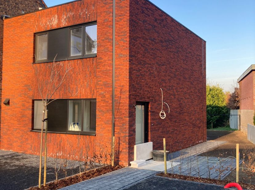 Nieuwbouw op 150 meter van de Zoete Waters te Oud-Heverlee<br />
Woning in afwerking – beschikbaar 1 Juli <br />
De 3 slaapkamers, 1 badkamer, 2 wc's,
