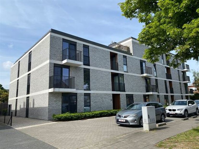 LUXUEUS, RECENT, ENERGIEZUINIG EN LUMINEUS APPARTEMENT 92M² MET 2 SLAAPKAMERS, TERRASSEN EN GARAGE.<br />
 1ste verdieping met lift - centrale ligging