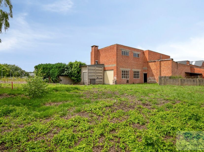Veelzijdige woning met ruim magazijn (612 m²) op gunstig perceel van 1264&amp;nbsp;m² te Keerbergen.<br />
<br />
Deze voormalige Citroën garage bevindt z