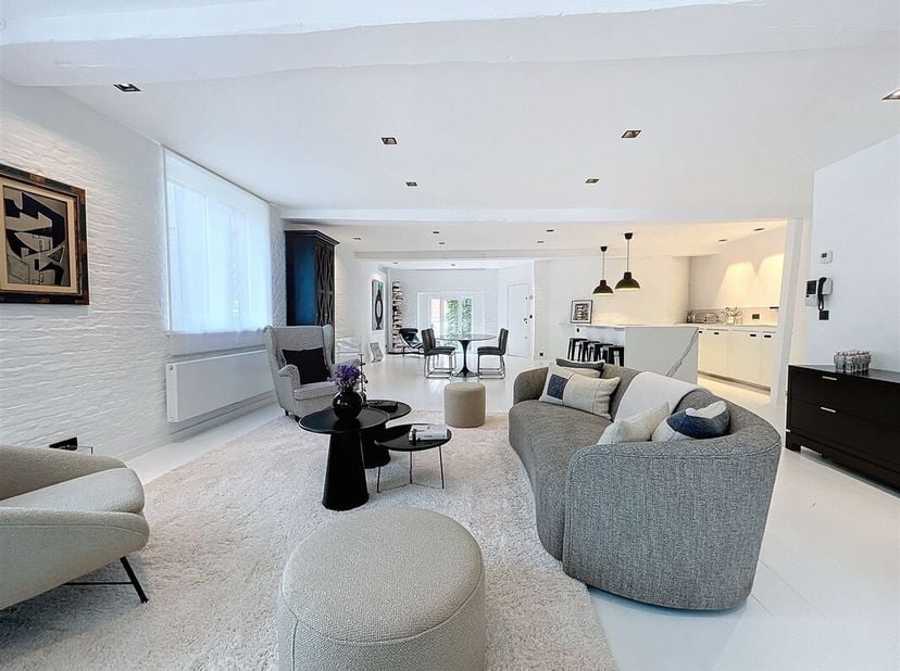 Dans une petite copropriété à quelques pas de la place Sainte-Catherine: Magnifique Loft de +/- 130m² . Il est composé comme suit: Hall d'entrée, livi
