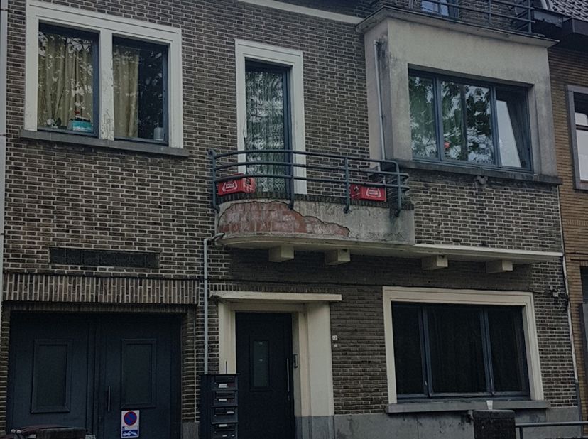 In het centrum van Zele op wandelafstand van het station en Zandbergplein, een opbrengsteigendom bestaande uit 4 woongelegenheden, alles verhuurd. Bew