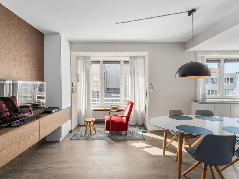 Appartement in hartje Koksijde-Bad, op wandelafstand van de zee en de zeedijk. Dit prachtig gerenoveerd appartement combineert een centrale ligging me