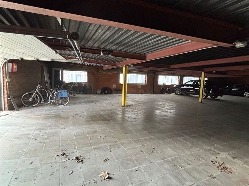In de "Groenenhoek" in de Lodewijk Van Berckenlaan (vlakbij het Boelaerpark) bieden we meerdere autostaanplaatsen aan in een bovengronds garagecomplex