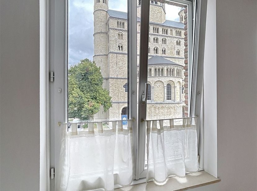 (Grote Markt) In een klein gebouw dicht bij alle voorzieningen, mooi appartement met: inkomhal, woonkamer met uitzicht op de collegiale kerk, volledig