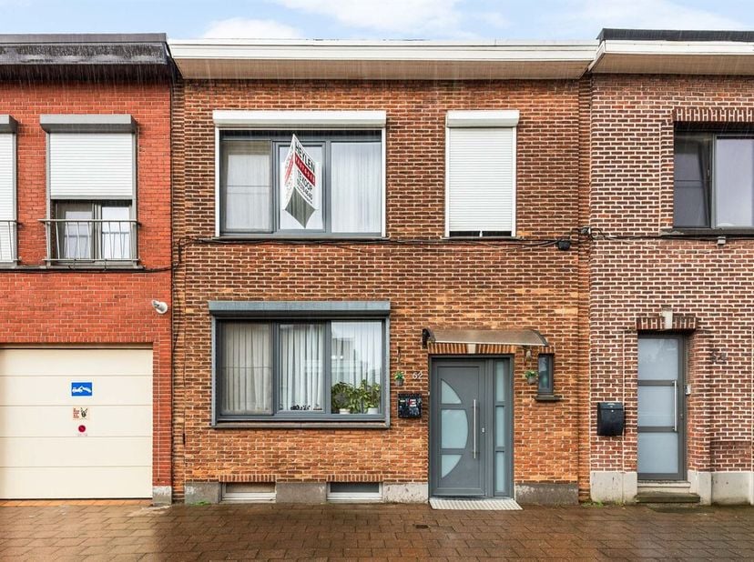 Instapklare gezinswoning met 3 slaapkamers in rustige woonwijk!<br />
Deze instapklare woning biedt het perfecte evenwicht tussen wooncomfort en een c