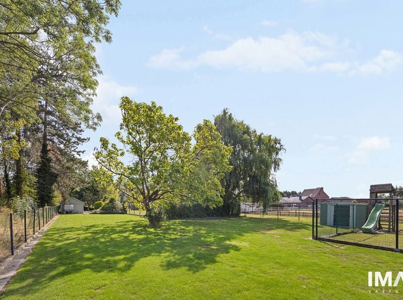 Deze verzorgde woning is gelegen in de recent heraangelegde Wijerstraat, in de groene buitenrand van Hasselt en op slechts 800 meter van het centrum,