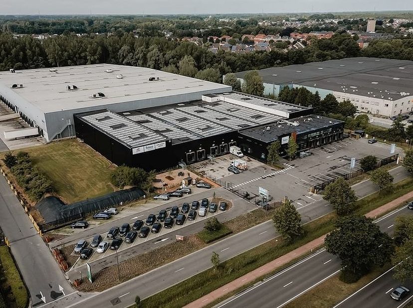 8677m² magazijn (opsplitsbaar vanaf 3.137m² magazijn) met 74m² kantoorruimte<br />
Ligging: nabij de containerterminal in Willebroek, 5km van A12 (Bru
