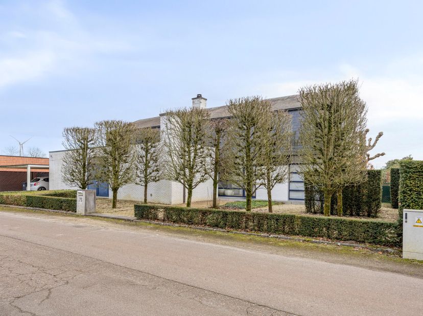 Droomt u ervan om elke dag het vakantiegevoel te ervaren en te wonen aan een prachtig privémeer van maar liefst 95 hectare, op een bijzonder gegeerde