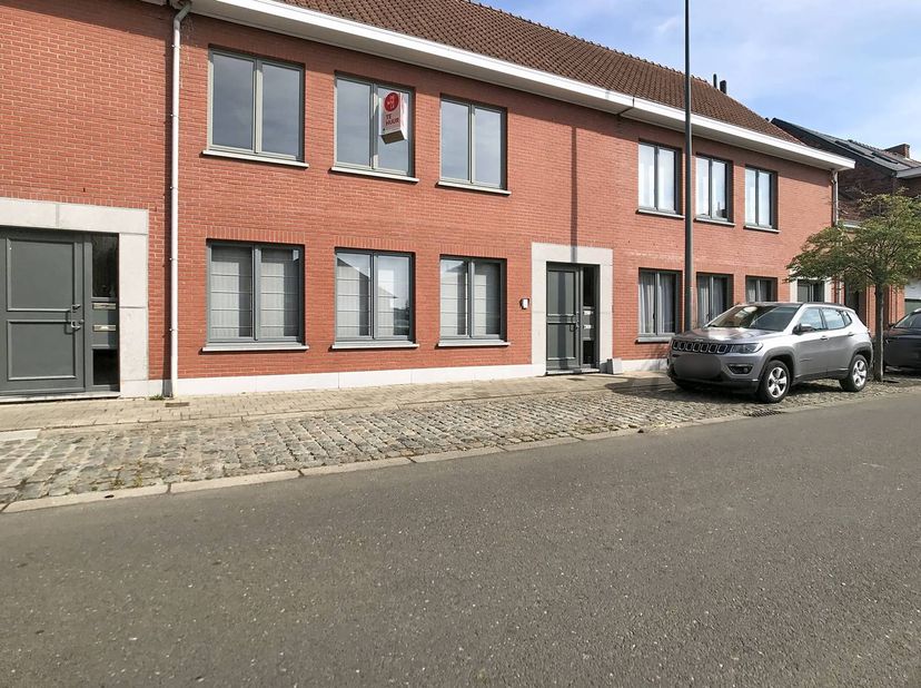 Bent u op zoek naar een instapklaar verblijf vlakbij de Waaslandhaven? Dit verzorgde appartement aan de Beverse Dijk in Kallo is onmiddellijk beschikb