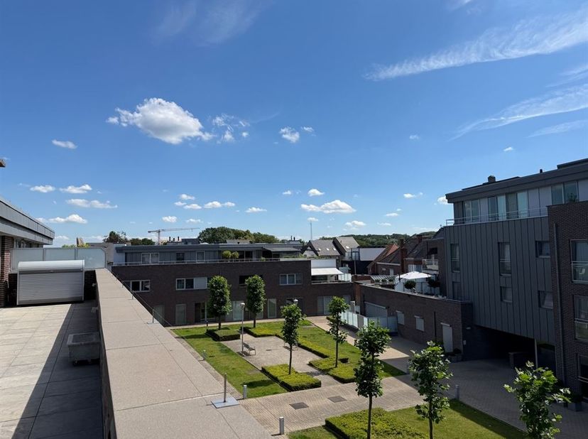 Instapklaar penthouse met terras aan voor- en achterzijde, met ondergrondse parking en kelderberging, vlakbij het centrum van Bree<br />
<br />
Troe