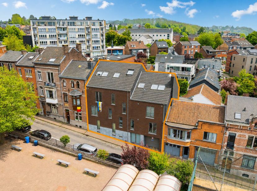 Magnifique immeuble entièrement loué comprenant 5 appartements (allant de 70 à 121 m² daprès PEB) avec terrasse et parkings dans un immeuble construit