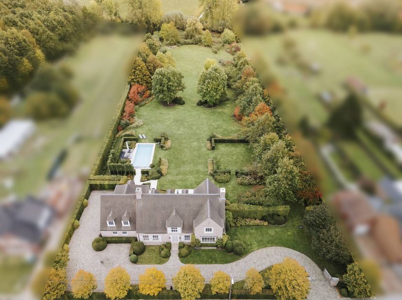 De woning werd getekend door architect Jan Missiaen. Het ontwerp combineert een ruime en praktische indeling met een kwalitatief hoogstaande afwerking