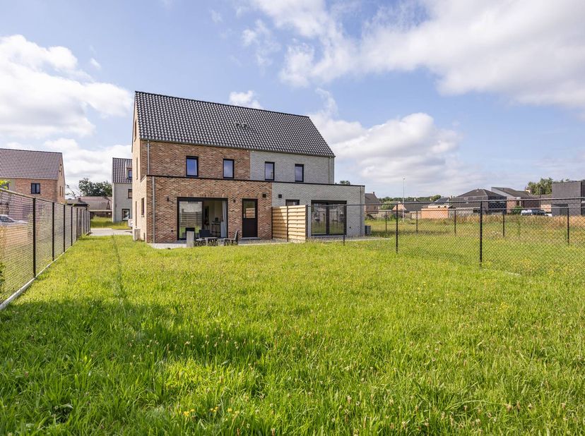De woningen zijn gelegen in het charmante Laakdal, in een doodlopende straat in een rustige, groene omgeving. De woningen zijn uitstekend bereikbaar v