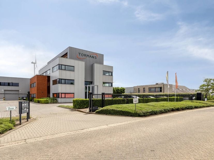Deze kantoorruimte van ca. 120,41 m² bevindt zich op de eerste verdieping van een representatief kantoorgebouw aan de Liesdonk in Geel.<br />
<br />
D