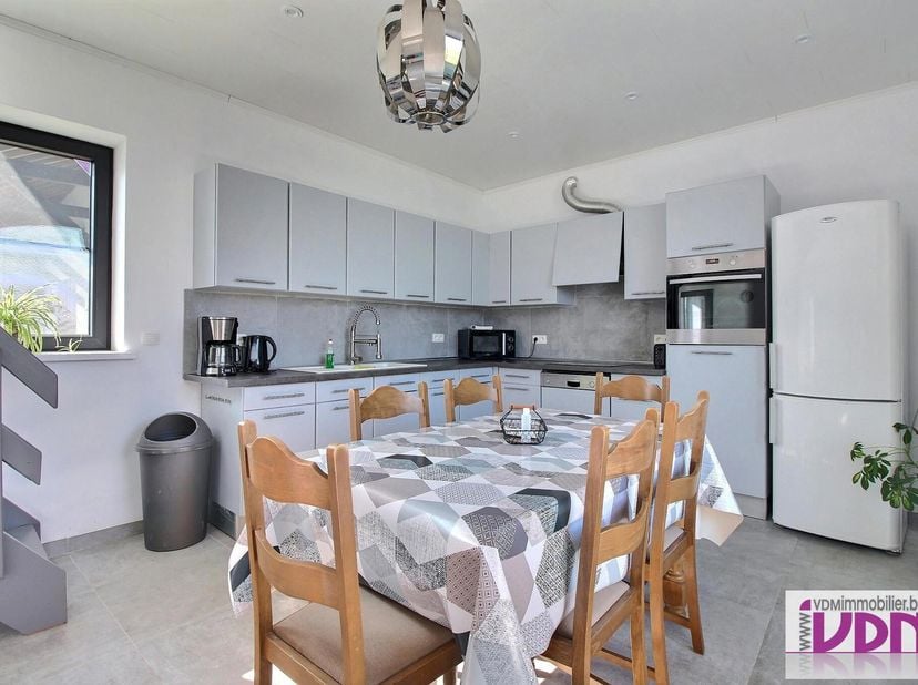 Jolie maison comprenant une grande pièce à vivre avec cuisine équipée, une salle de douche avec WC et petit jardin. A l'étage: 2 chambres. Emplacement