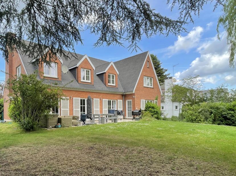 <br />
Gelijkvloers: 148 m² – plafondhoogte 2,80 m<br />
<br />
Ruime inkomhal 3,75 m x 6,36 m = 23,8 m², antracietkleurige vloertegels, gastentoilet
