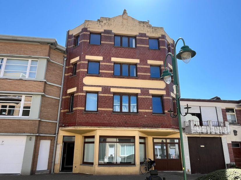 Cet immeuble de rapport bénéficie d'un emplacement calme dans une rue latérale de la Zeelaan. Il se compose de: 2 appartements au rez-de-chaussée, 2 a