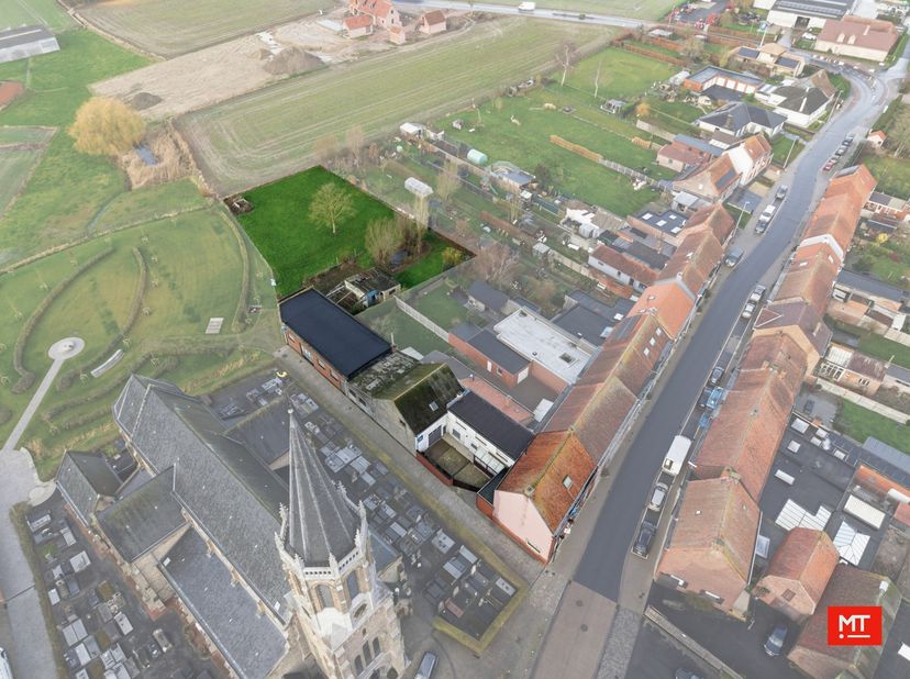 In het hart van de landelijke parochie Zandvoorde vinden we dit ruime gebouw. Het bestaat momenteel uit een handelsruimte, een privé-gedeelte en een m