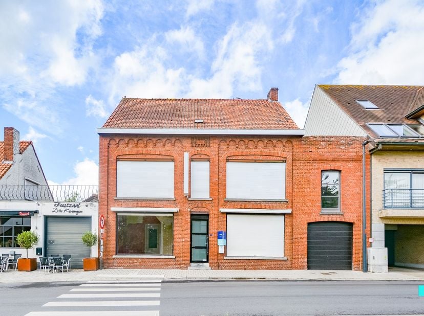 Dit handelspand is perfect gelegen aan de markt in Gits en biedt tal van mogelijkheden voor wie op zoek is naar een geschikte uitvalsbasis voor een co