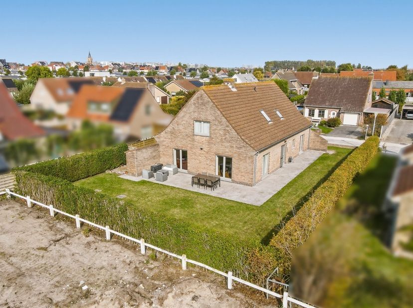 In een rustige, doodlopende straat bevindt zich deze ruime en verzorgde villa die comfort en functionaliteit moeiteloos combineert. De woning biedt ee