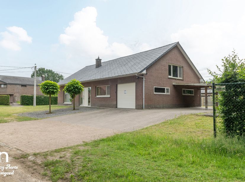 Op een uitzonderlijk rustige locatie in Beverlo, pal aan de bosrand, bevindt zich deze verzorgde gezinswoning. Hier woon je in alle rust, omgeven door