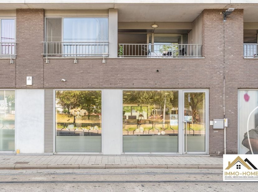 Dit ruime handelspand is gelegen op een mooie locatie, aan een belangrijke invalsweg richting Gent centrum. Ze bestaat uit een open ruime, met zowel v