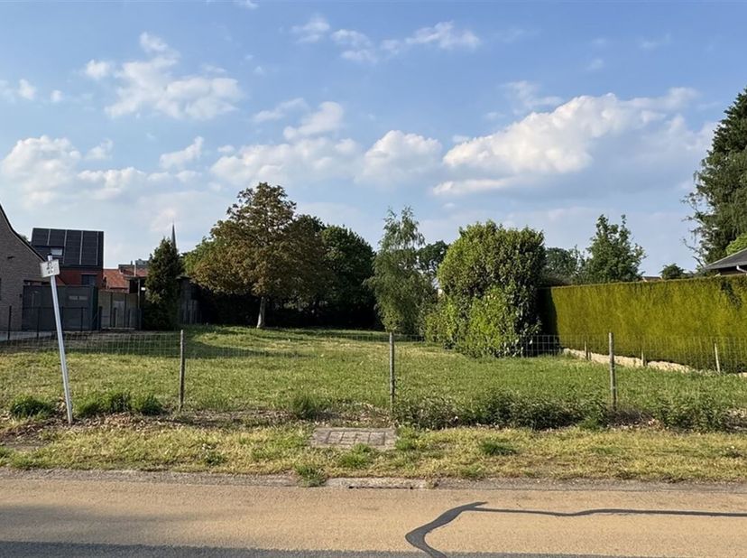 Bouwgrond van 9a83 voor open bebouwing met mogelijkheid tot 3 bouwlagen te Paal.<br />
Belangrijkste troeven: <br />
- Zeer goede ligging op 1,7 km va