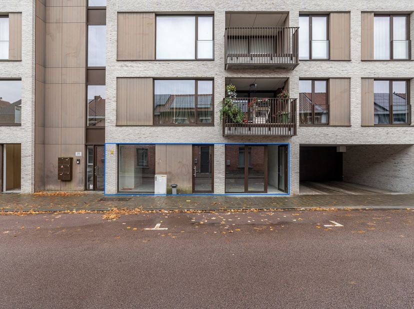 Huurprijs: 800 EUR per maand<br />
+ 50 EUR per maand voor de fietsenstalling<br />
+ 150 EUR per maand gemeenschappelijke kosten<br />
Huurwaarborg =