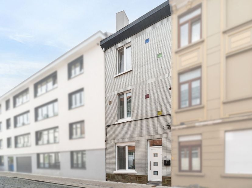 Deze instapklare woning bevindt zich op een aantrekkelijke locatie vlak bij het historische Patershol en het bruisende centrum van Gent. Dankzij deze