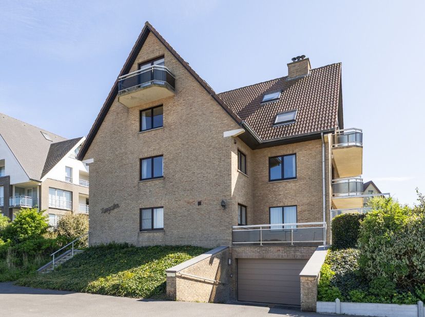 De Panne: ruim 3-slaapkamerappartement te koop op toplocatie! Dit ruime appartement bevindt zich in Residentie Zeegalm, een kleinschalige en rustige r
