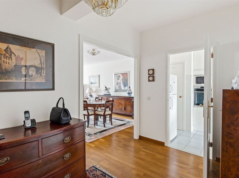 Ligging:<br />
Dit instapklare appartement bevindt zich op de derde verdieping van een verzorgd gebouw in Wilrijk, op een uitstekende locatie nabij pa