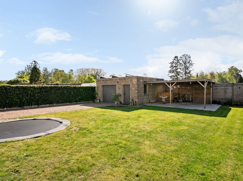 Deze prachtige open bebouwing uit 2008 verkeert in uitstekende staat van onderhoud en is volledig instapklaar. De woning is energiezuinig en combineer