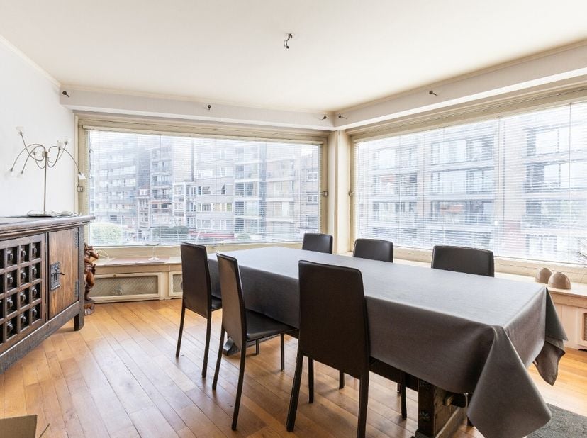De Panne: Ruim 2-slaapkamerappartement in het bruisende centrum! Op zoek naar de perfecte combinatie van ligging, ruimte en potentieel? Dit heel ruime